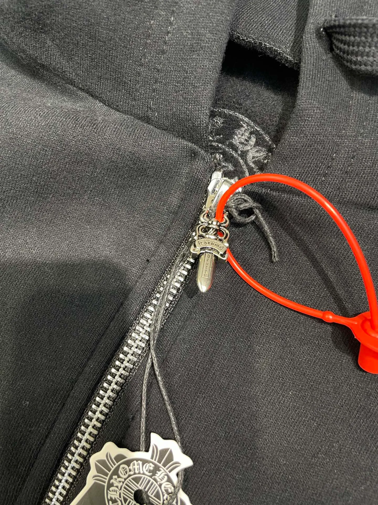 P480 Chrome Hearts 🌟Letter-printed zipper jacket, custom-made plain suede cotton, delicate and smooth, comfortable and close to the skin, with deep black as the base, plain white lines with sharp cracks, the front cross flower totem is precisely embellished on the chest, and the gray CH pattern is looming on the hem to control the visual focus. The scroll mantra is outlined on the back like an ancient seal, rugged and delicate coexist. The zippered hooded silhouette deconstructs the lazy drape carrying suede. It whispers that I am the rock oracle of the rules. A rebellious ceremony about wearing and performing. Process 1: Use glue printing. The printing is modified three times by the film screen. Use glue liquid paint to print the pattern on the fabric. Bake the fabric to fix the printed pattern. Process 2: The fabrics are washed and have a better hand feel. Not easy to deform. Not easy to shrink. Not easy to fade. Maintain long-term beauty. Accessories: Customized 1:1 CH Zipper Customized 1:1 CH Logo Fit: Loose Fit Size: S M L XL